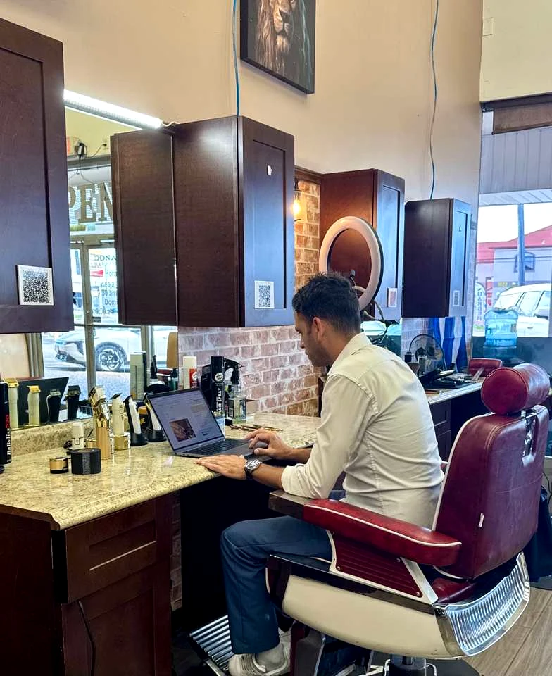 Yoander trabajando en Vehyly desde su barbería en South Houston